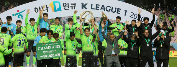 전북현대가 하나원큐 K리그 1 2020 우승을 차지한 1일 전주월드컵경기장에서 전북현대 선수들이 트로피를 들어올리며 기쁨을 만끽하고 있다.