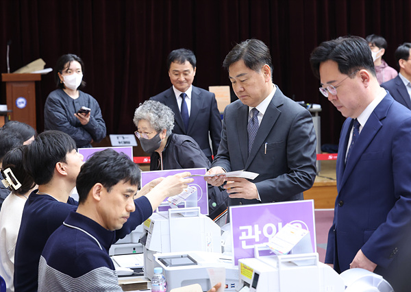 지난 5일 전북특별자치도청 대회의실에 마련된 제22대 국회의원선거 사전투표소에서 김관영 도지사가 사전투표를 하고 있다.